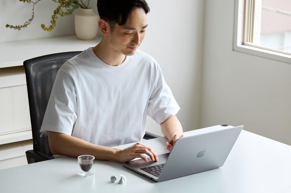 実際に洗濯もしてみましたが、たしかにヨレたり、シワシワになるということもない。これは長く頼れる一枚｜透けない、ヨレにくい、一枚で決まるシルエット。大人が「終着TEE」にしたい着心地「白Tシャツ」男女兼用・ユニセックス｜TARROW TOKYO（タロウトウキョウ）