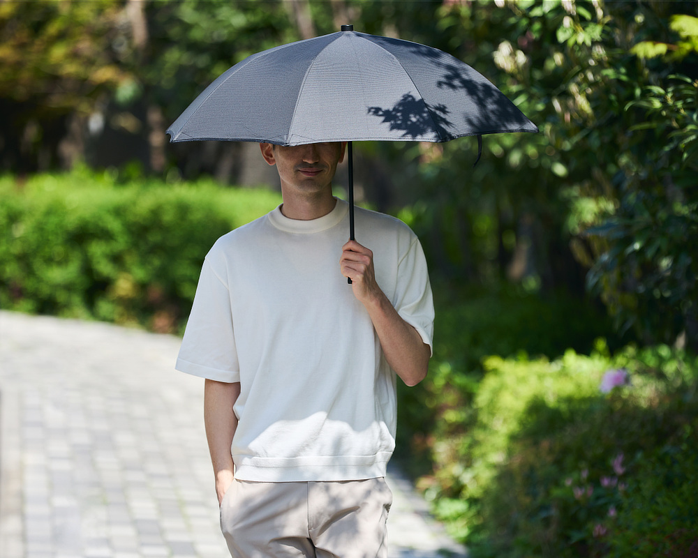 自分専用のクールスポット｜強い日差しも熱もブロックするから夏の暑熱ストレスを減らします。チタンを練り込んだ生地を使った、晴雨兼用傘『+TIC COOL SHADE（プラスチック クールシェイド）』