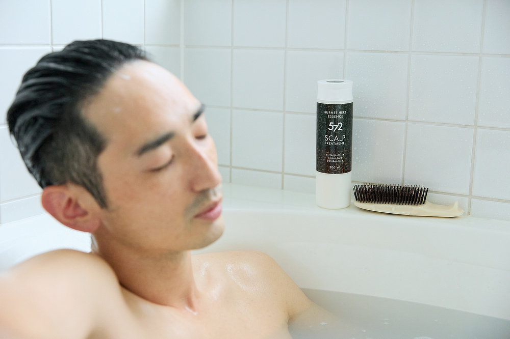 トリートメントは、髪の内側に、水分や栄養分を浸透させて、傷んだ髪そのものを、補修してくれる効果がある｜男性の髪と頭皮のための『572（ゴーナナニ）』のシャンプー、トリートメント、育毛剤、スカルプブラシ