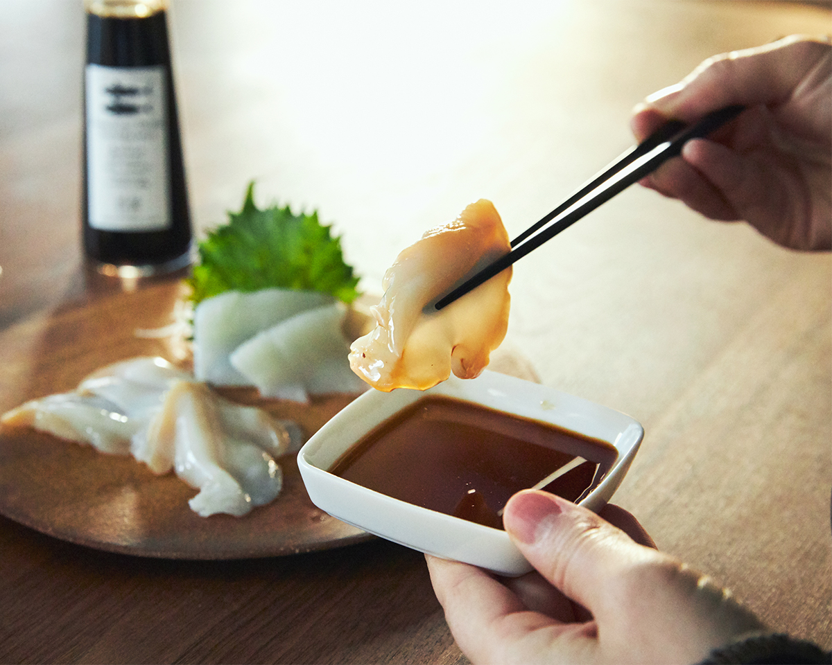 繰り返しつぎ足して繰り返し使える。うまみが凝縮！いつもの調味料が宗田節で輝きだす、つぎ足して使える「だし醤油＆だし酢（化粧箱入り）」｜SHIMANTO DOMEKI COMPANY