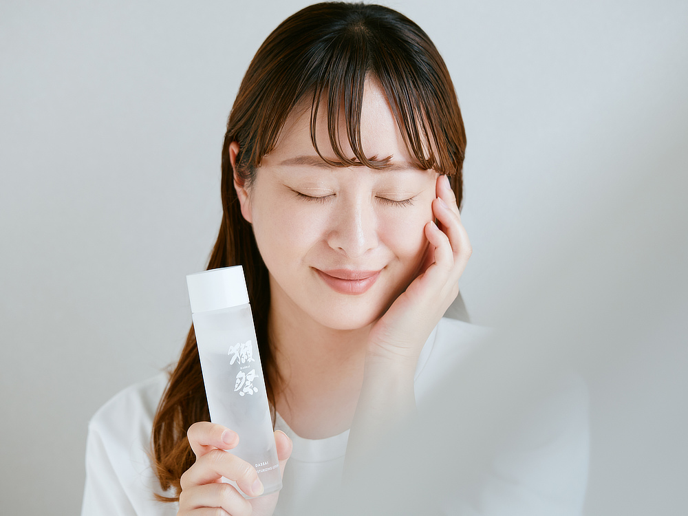 美容家の山本未奈子氏を監修者に迎え、「獺祭らしい上質さや洗練を、肌で感じられるコスメ」をコンセプトに、開発が始まりました。｜純米大吟醸 磨き二割三分の酒粕エキス配合『獺祭（だっさい）ビューティ』の「フェイシャル トリートメント マスク」