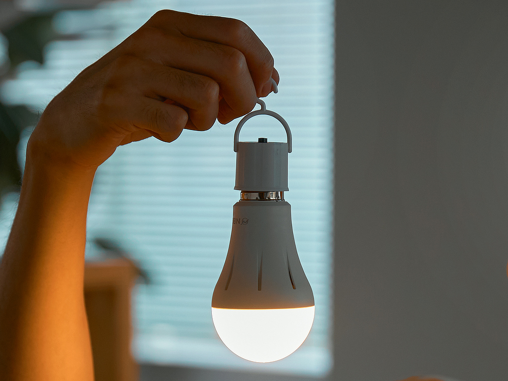 照明器具から取り外せば懐中電灯に。フックでどこでも引っ掛けられる。｜毎日使う照明・電球が防災用品に。停電時でも点灯する、バッテリー内蔵ライト『tsuita（ついた）』