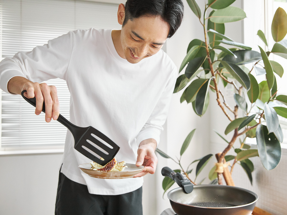 特許コーティングで焼いた肉も魚もスルン、汚れ落ちもスルン!|食材がくっつかない、焦げつかないフライパン(調理器具・道具・キッチンツール)|『SURUTTO(スルット)』