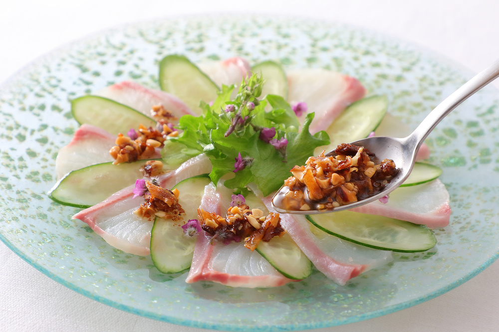 タイやヒラメに合せれば、「白身魚のカルパッチョ風」に｜どんな料理も美味しくなる。ギフトにも喜ばれる、香り高いトリュフ入りの万能調味料「サクサクしょうゆアーモンド トリュフ風味」