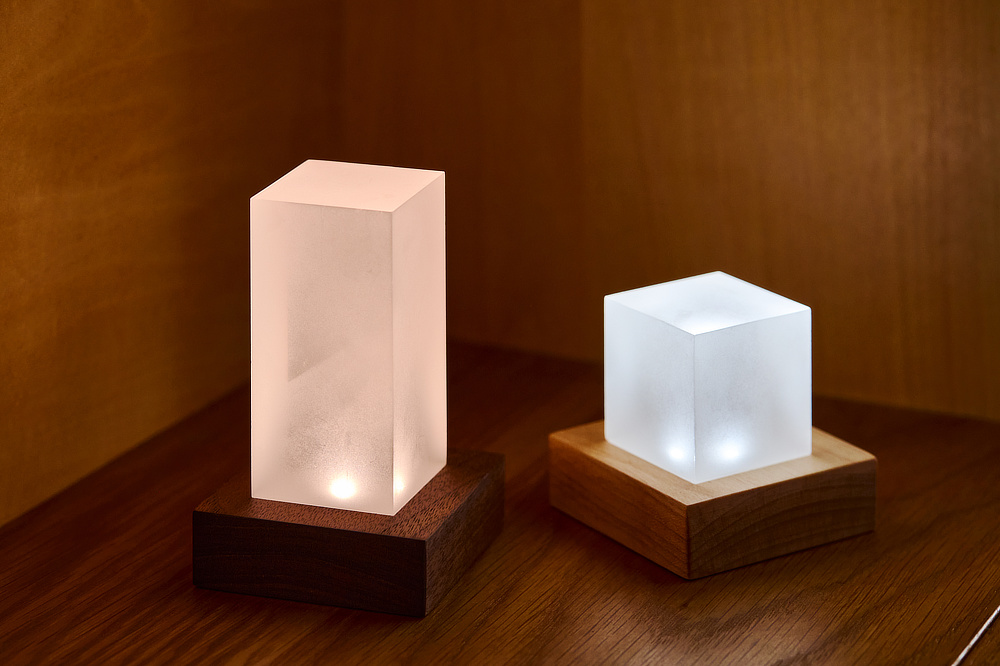 側面の丸ボタンを押すたびに、モードが切り替わります。|あなたの宝物がじんわり発光。無垢の木を削り出したちいさな木製ライトベース