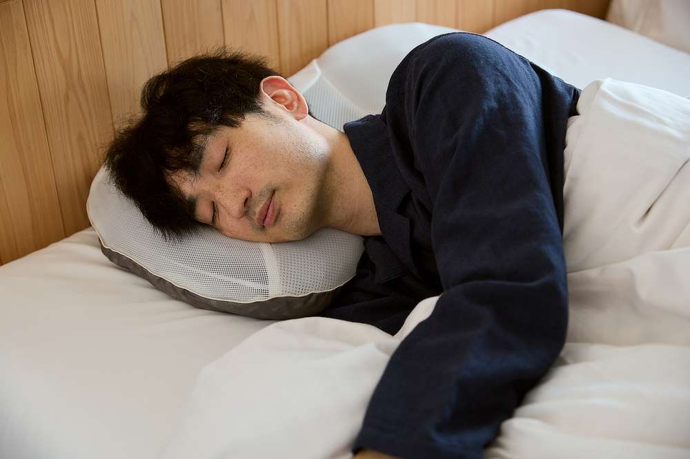 寝返りを打っても、自然に横向き寝ができて、下の肩や腕を圧迫しにくい。枕のプロ8人がこだわってつくった究極の枕|PRO-8(プロハチ)枕 ディーブレス