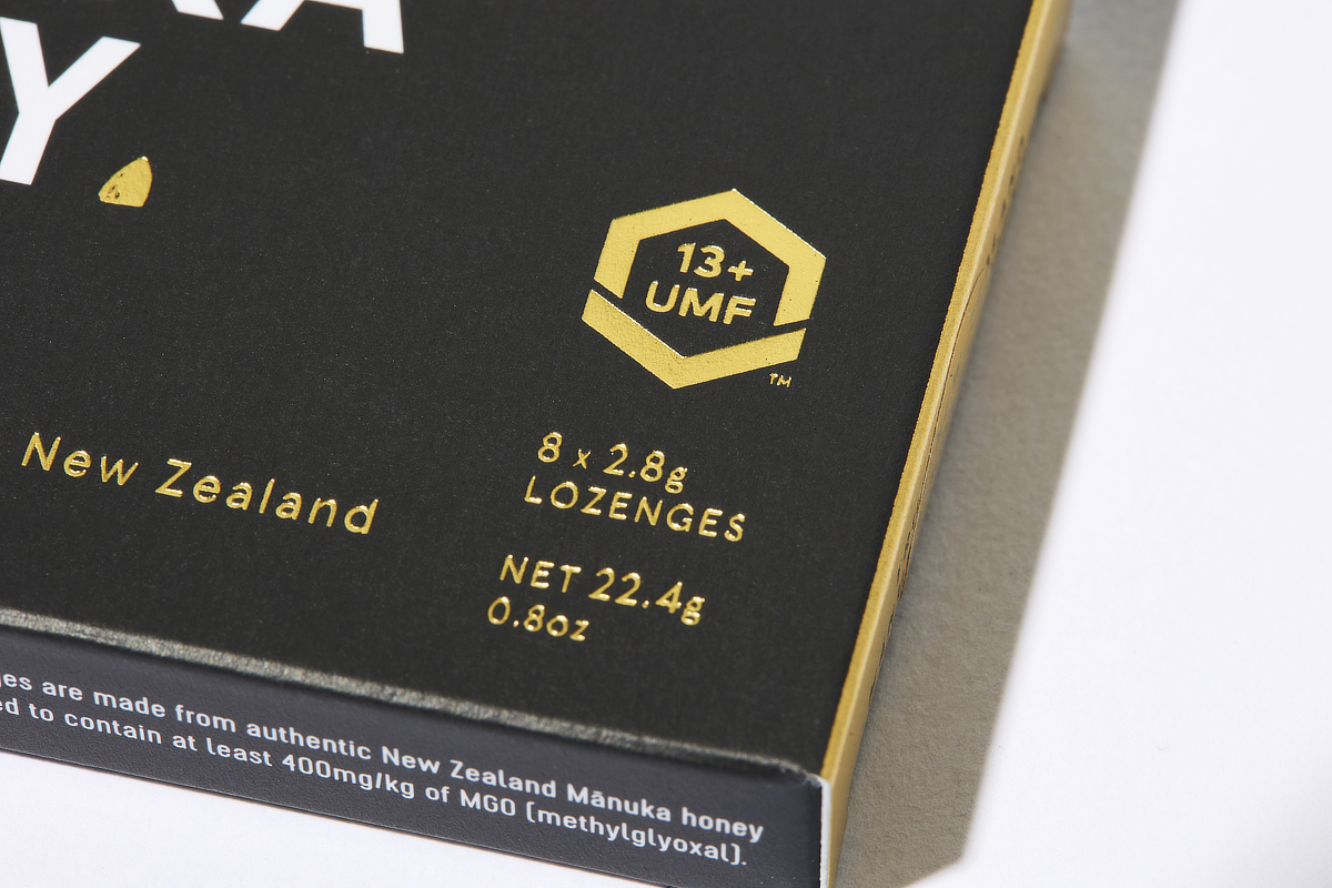 「UMF」と「MGO」は、ニュージーランドの第一産業省が認定した指標。「マヌカハニー」の科学的定義と輸出のルールに基づき、厳しい検査をクリアしたもの。｜医療用グレード、最高レベルMGO1900を生産できる、UMFHA認定のトゥルーハニー社の「マヌカハニー（マヌカ蜂蜜）」「マヌカロゼンジ（のど飴）」ニュージーランド産