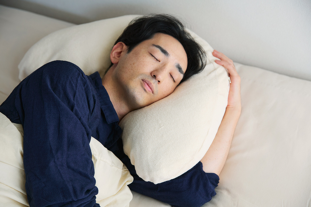 横向き寝派の方にぴったり。朝目覚めると、肩がこり、腕がしびれ、耳が痛いならおすすめ、横向き寝 専用枕『YOKONEGU Premium(ヨコネグプレミアム)』(抱きまくら)