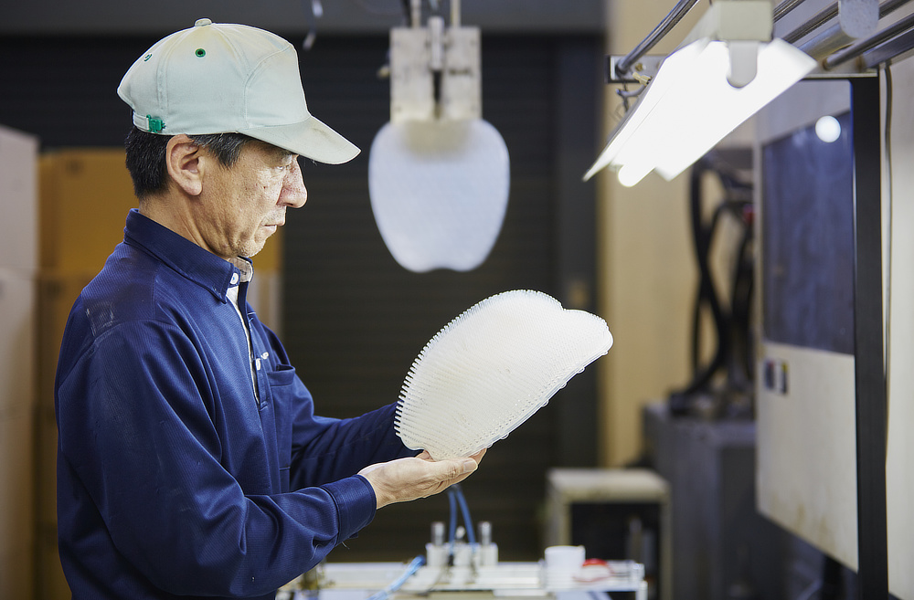プラスティック成形の専門工場を持つ、株式会社サンパック。｜お風呂で脳を休ませるマインドフルネス、脱力入浴セラピーでリラックスできる、体圧分散とマッサージ効果を叶える『Bath ReLuxin’バスタブクッション』