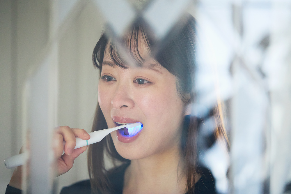 ゴシゴシ磨く必要がないので、痛くない、血だらけにならない、なのに歯がツルツル。｜世界初、刺激・振動なしの電子歯ブラシ｜PLAQLES（プラクレス）