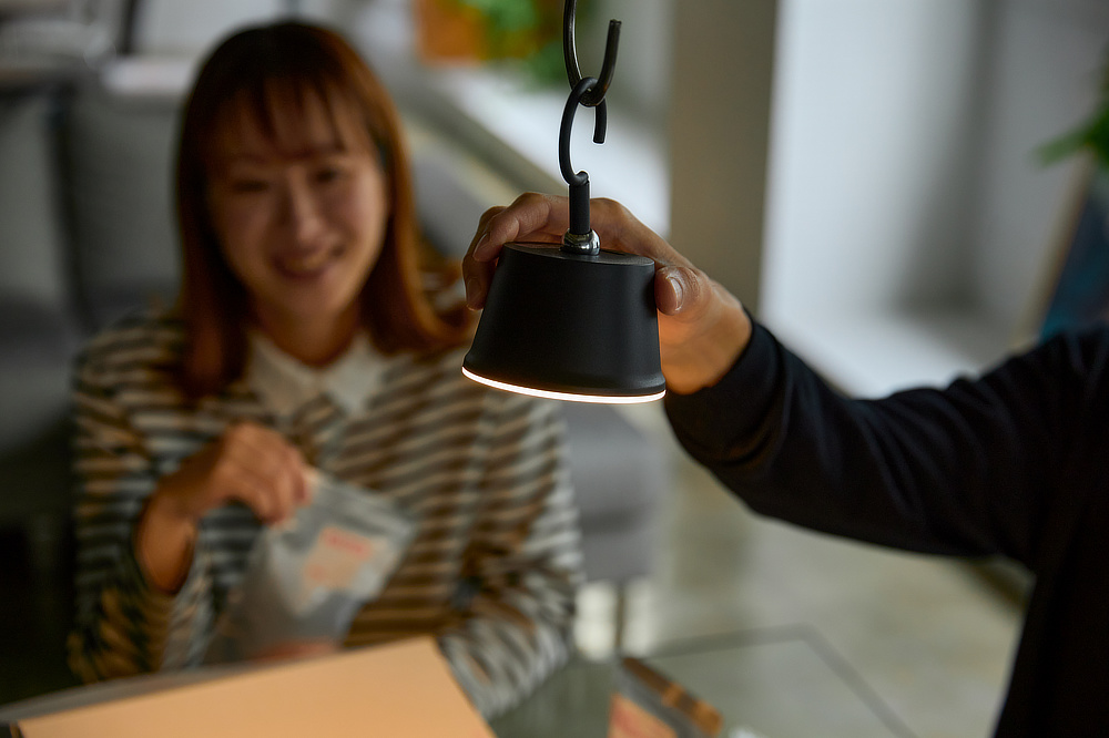 スタッフの実体験｜突然の停電でも安心。BBQやテント内の照明、ガレージの作業灯にも。お洒落な充電式のコードレスLEDランプ『Magnecco（マグネッコ）』