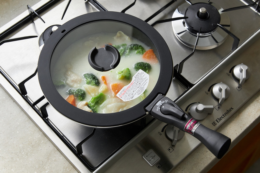 洗いものの手間がグッと減って、料理がラクに｜食材がくっつかない、焦げつかないフライパン（調理器具・道具・キッチンツール）｜『SURUTTO（スルット）』