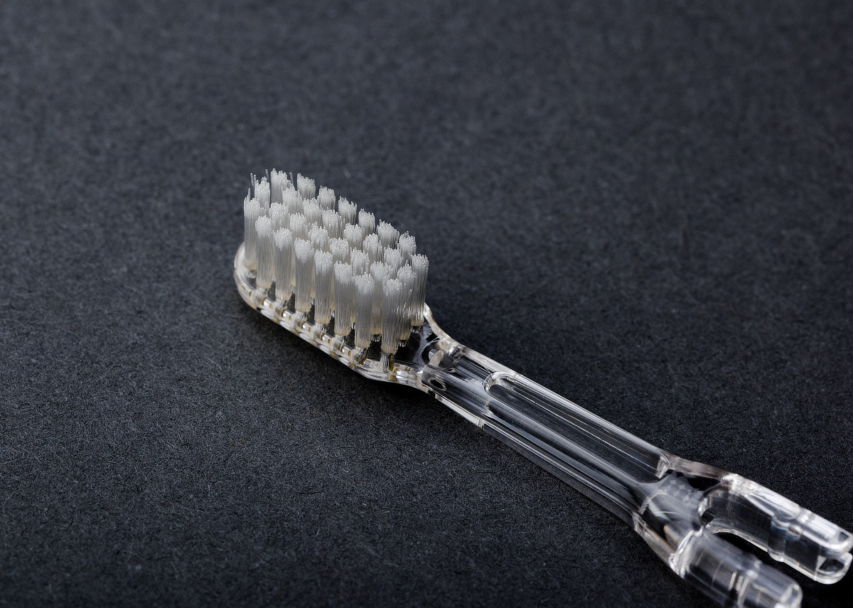 虫歯・歯周病予防に。水と光だけで歯が磨けるから旅行や防災グッズにも「歯ブラシ」｜SOLADEY（ソラデー）