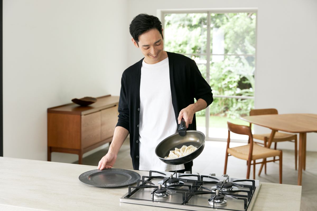 汚れやこびりつきもサッと拭きとれる|食材がくっつかない、焦げつかないフライパン(調理器具・道具・キッチンツール)|『SURUTTO(スルット)』