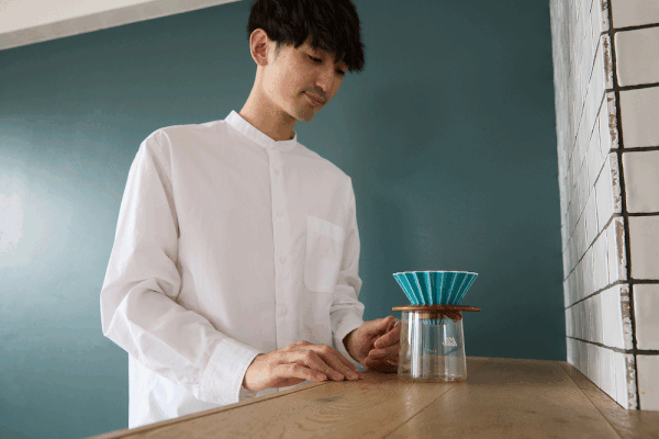 世界中のコーヒー愛好家たちを夢中にするこのドリッパーを、ランプシェードにしちゃう発想｜コーヒー器具、ORIGAMIドリッパーを間接照明のランプシェードにした「ORIGAMI LAMP キャンドルウォーマー」