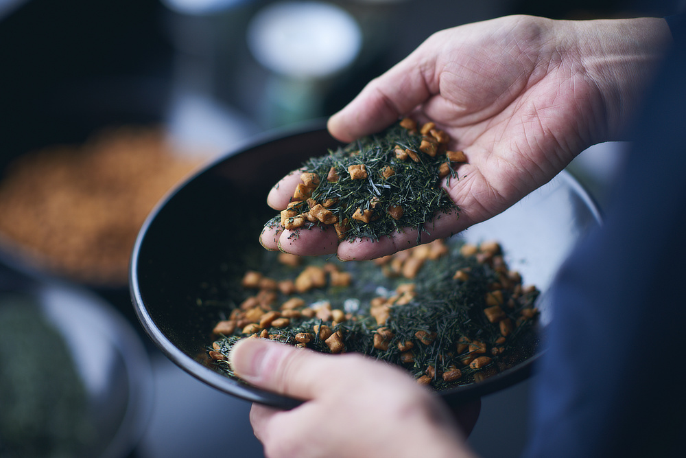 本来は「炒った餅」入りのお茶が玄米茶の姿|備長炭でていねいに炙った、おこげが香る炒り餅をブレンドした、玄米茶の原点『京玄米茶 上ル入ル(アガルイル)』の玄米茶・日本茶|京都・宇治田原製茶場