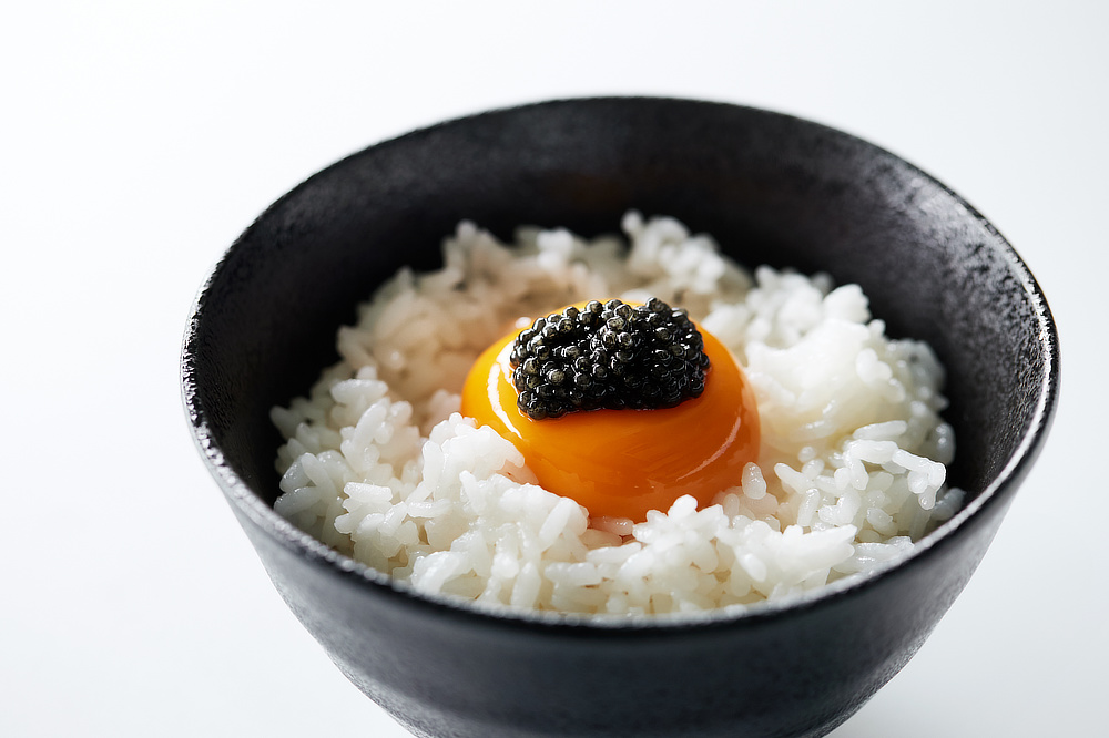 キャビアをのせた卵がけご飯も抜群のおいしさ|贈り物、プレゼント、ギフトに。至福の旨味と口溶け、国産クラフトキャビア|1983 J.CAVIAR(ジェイ キャビア)