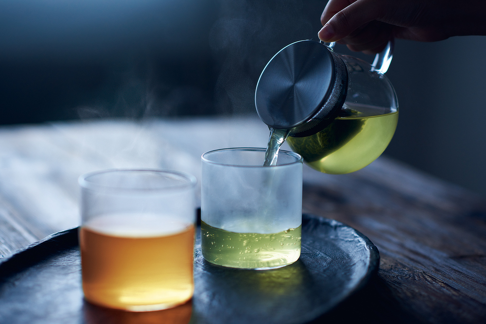 それを香りゆたかな「若蒸し煎茶」と、うまみたっぷりな「茎ほうじ茶」と絶妙な配合でブレンド|備長炭でていねいに炙った、おこげが香る炒り餅をブレンドした、玄米茶の原点『京玄米茶 上ル入ル(アガルイル)』の玄米茶・日本茶|京都・宇治田原製茶場