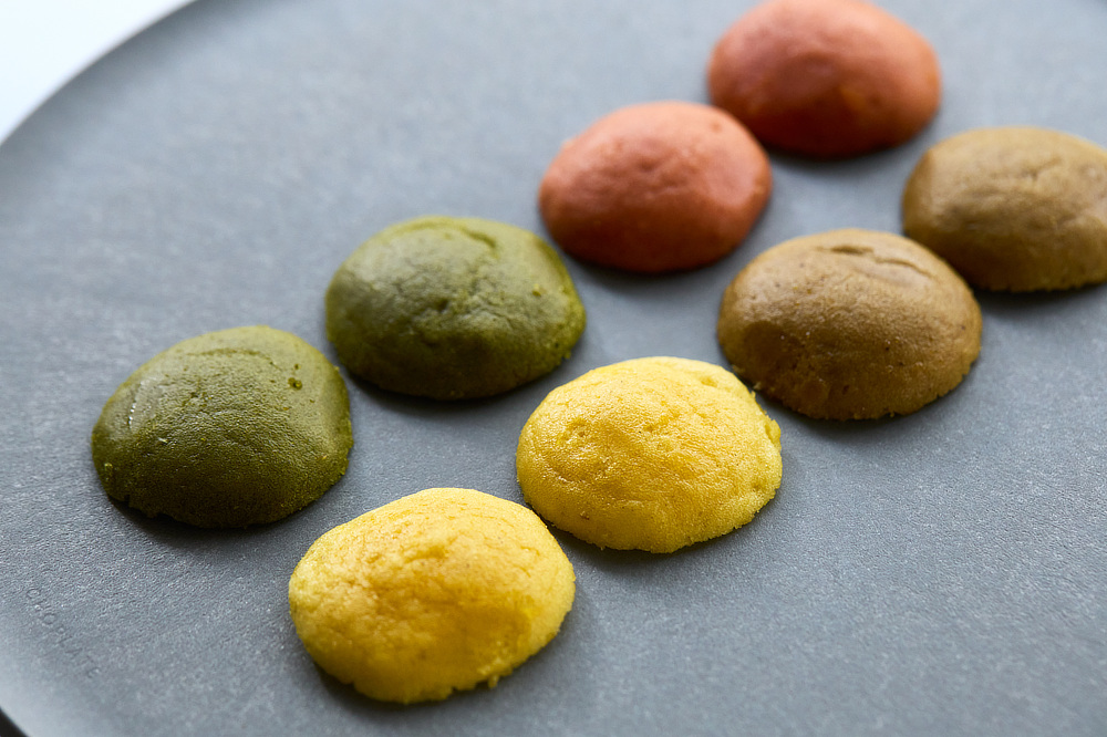 玉ねぎ・ほうれん草・日向夏・ほうじ茶、4種の味つきキャビア|贈り物、プレゼント、ギフトに。国産クラフトキャビアと味つきブリニのセット|1983 J.CAVIAR(ジェイ キャビア)