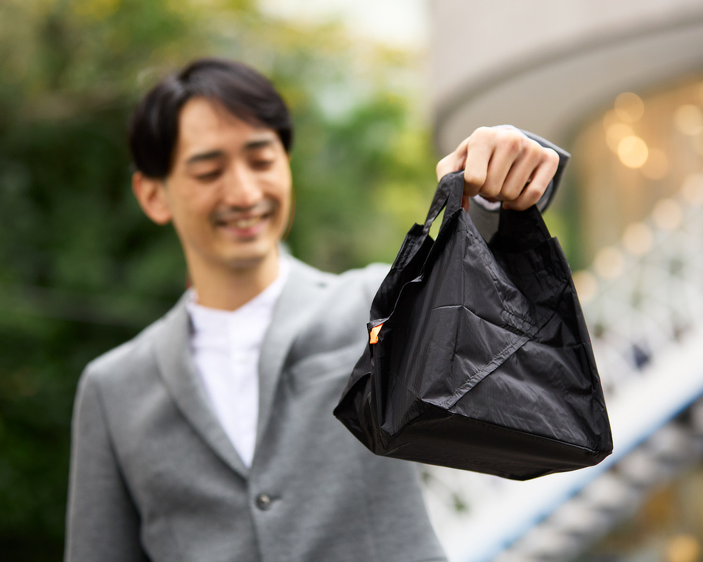 中身が安定するから倒れない、斜めにならない。1秒で開いて、広い底マチが出現！自立するから、両手で荷づくりできる『ORIBA（オリバ）』のエコバッグ