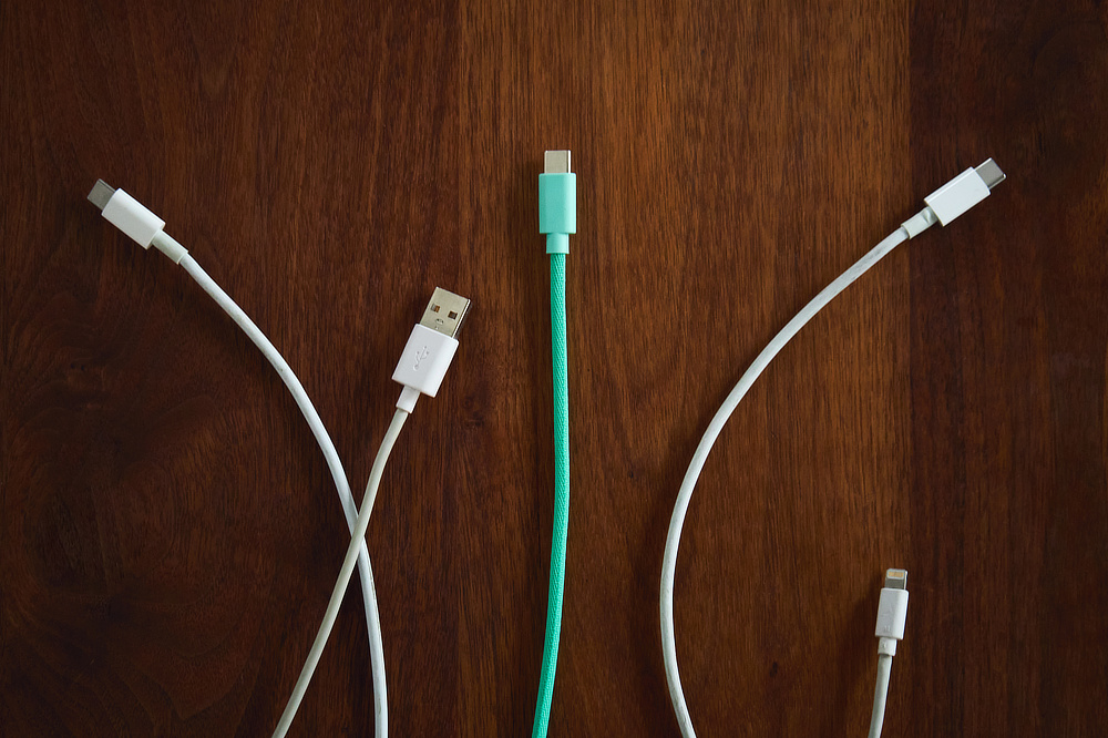 おしゃれで丈夫な高速充電が可能なデジタル機器の充電ケーブル｜断線しにくく丈夫、ひと目でわかる存在感の「USBケーブル」｜PRSM CABLE（プリズム ケーブル）