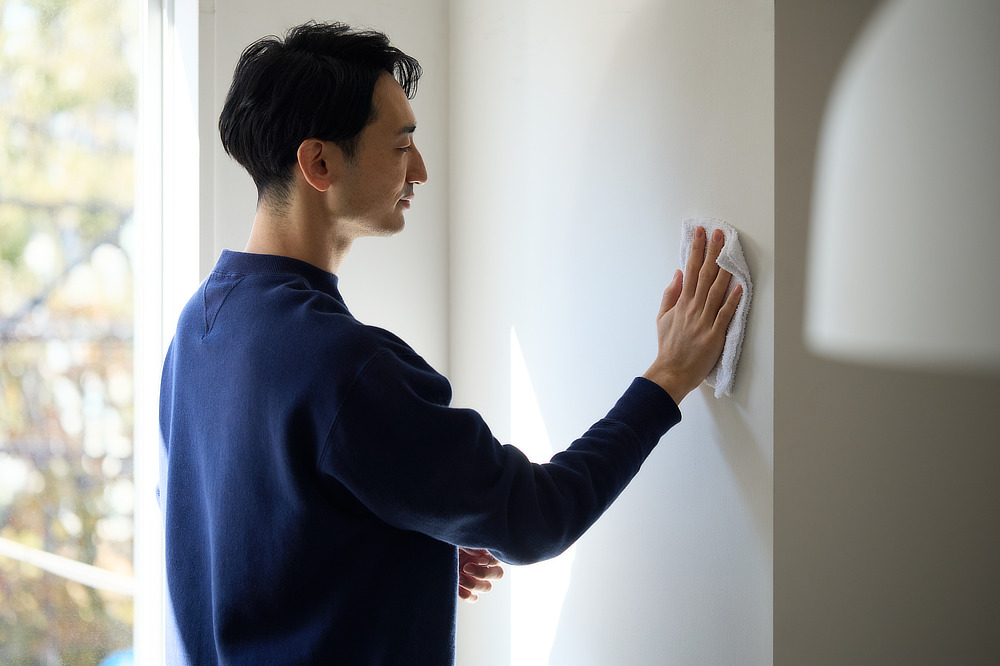 水拭きOKの場所なら、どこでも拭けます。洗剤のベタつきも、二度拭きの必要も、ありません。床・窓ガラス・壁、拭いた後のぞうきんまでピカピカになる「家中おそうじ洗剤」｜水に戻る、環境にやさしい「がんこ本舗」の洗剤「ふきふきフッキー」