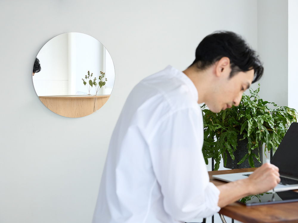 仕事の場に、大きなミラーがあると、明るい雰囲気とともに、自然と“鏡チェック”ができて、気持ちがととのう効果も。｜日本のミマツ工芸による佐賀の杉を選び抜いて作った家具『NENRIN（年輪）』｜ウォールミラー・鏡