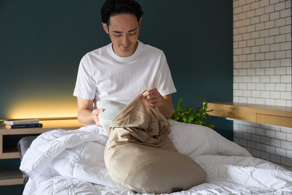 あお向けで寝ついた後も、右へ、左へ、寝返りしやすいから、ひと晩中、体がリラックス状態のまま。枕のプロ8人がこだわってつくった究極の枕|PRO-8(プロハチ)枕 ディーブレス