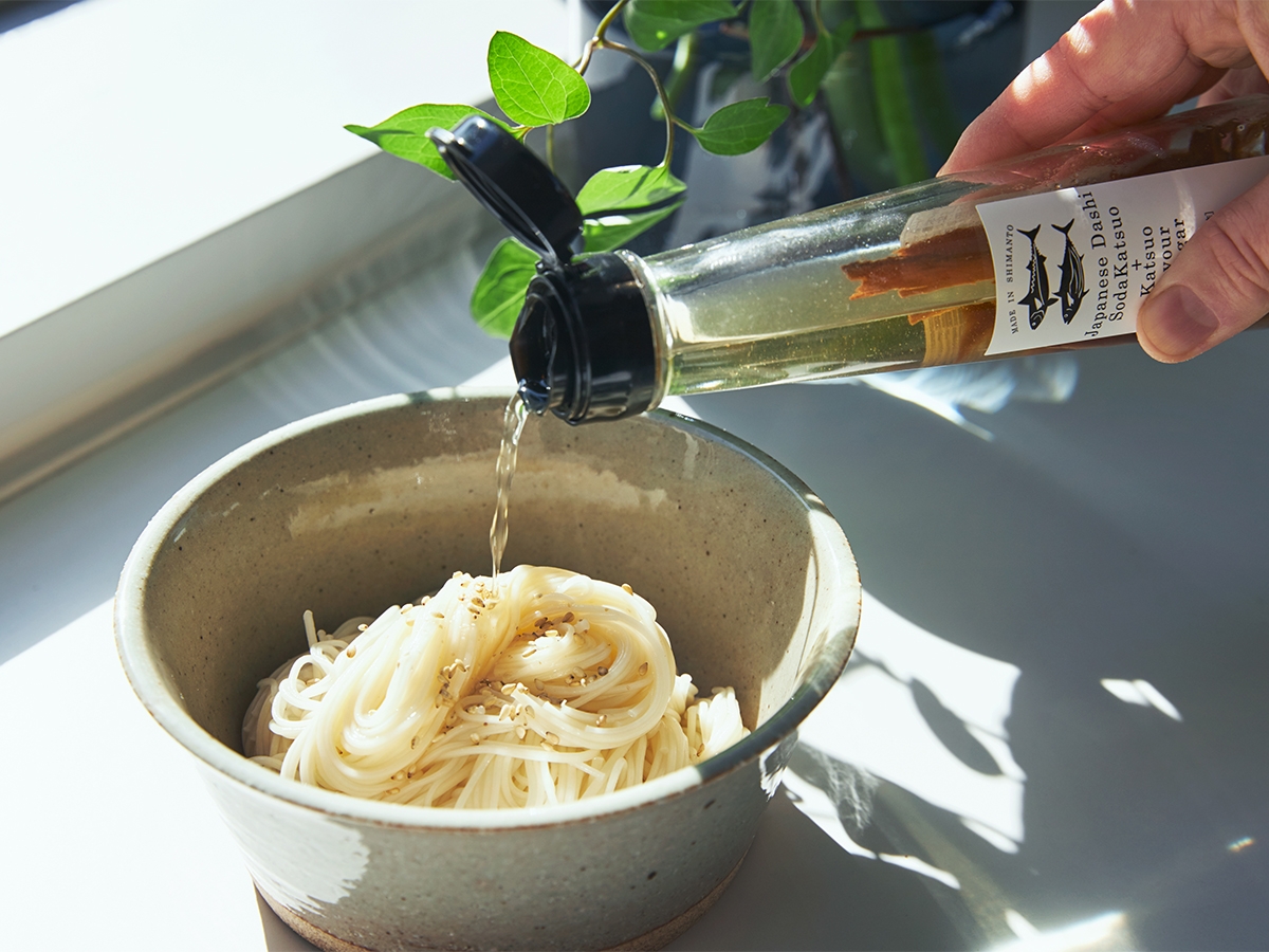 だし醤油とだし酢の合わせ使いもおすすめです。まずは、餃子や小籠包のタレにどうぞ！ビールやハイボールの肴にぴったりです。うまみが凝縮！いつもの調味料が宗田節で輝きだす、つぎ足して使える「だし醤油＆だし酢（化粧箱入り）」｜SHIMANTO DOMEKI COMPANY