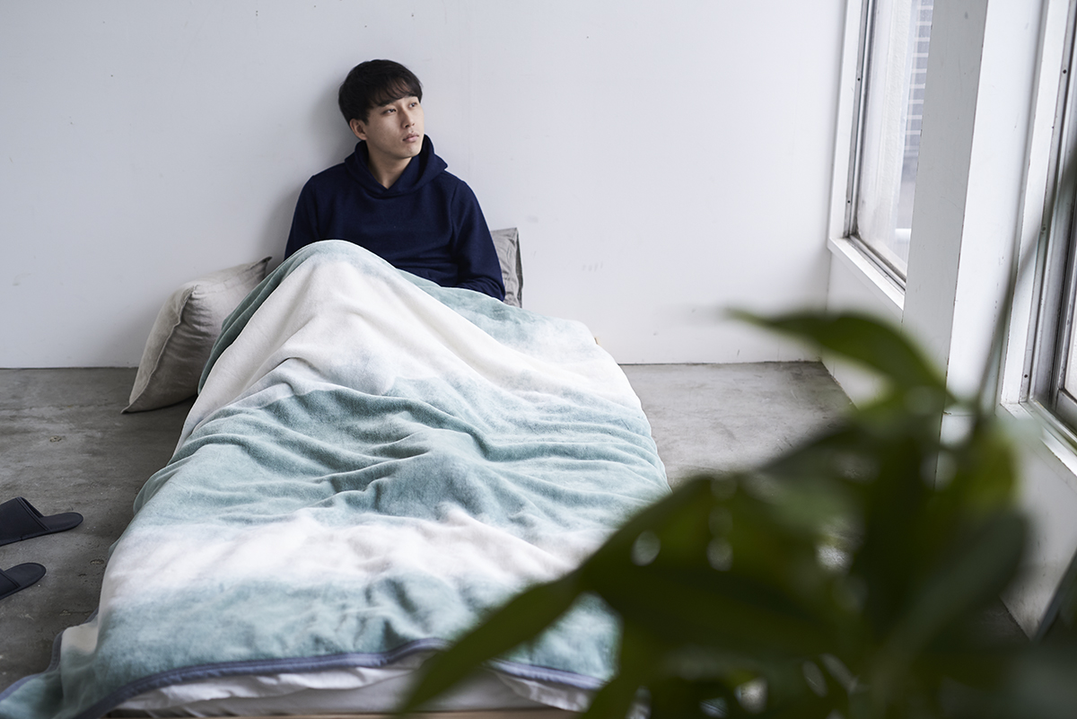 自然のやさしさ、暖かさに包まれて、一年中、心地よく眠れます。寝室の空間をセンスよくお洒落でスタイリッシュにしてくれる。肌触りと寝心地の良さで夏も冬も気持ちいい！ニューマイヤー織の綿毛布｜FLOOD OF LIGHT（フルード オブ ライト、光の洪水）｜LOOM&SPOOL