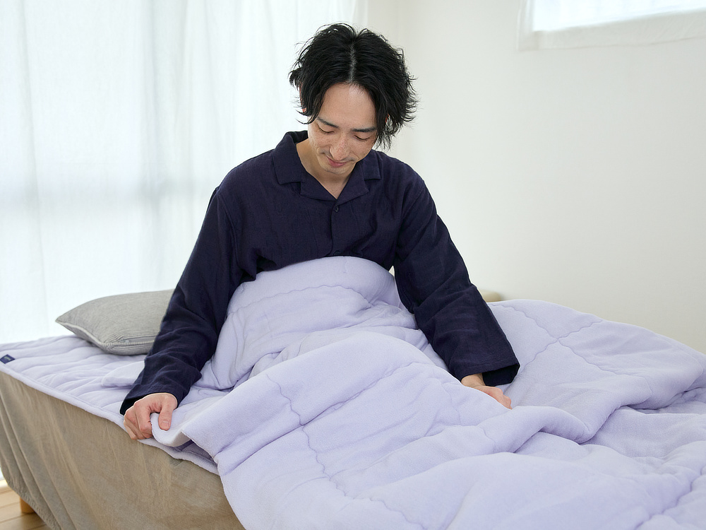 ループの目が細かいので、ふんわり柔らかい肌触り。シンカーという丸編み機で編んでいるので、伸縮性もあって、ますます柔らかい。|柔らかさと暖かさにこだわって、シンカーパイル編みで編み上げた、贅沢なパイルケット『ZEPPINパイル』(春秋冬寝具)