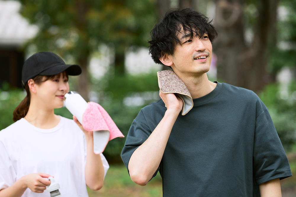 表地で汗を拭き、裏地でひんやり。なんて快適！｜夏の暑い時やスポーツやアウトドアにピッタリ。表地はふわふわの「今治タオル」。裏地は、接触冷感の「ゼロクール」のタオル『-℃（マイナスディグリー）』
