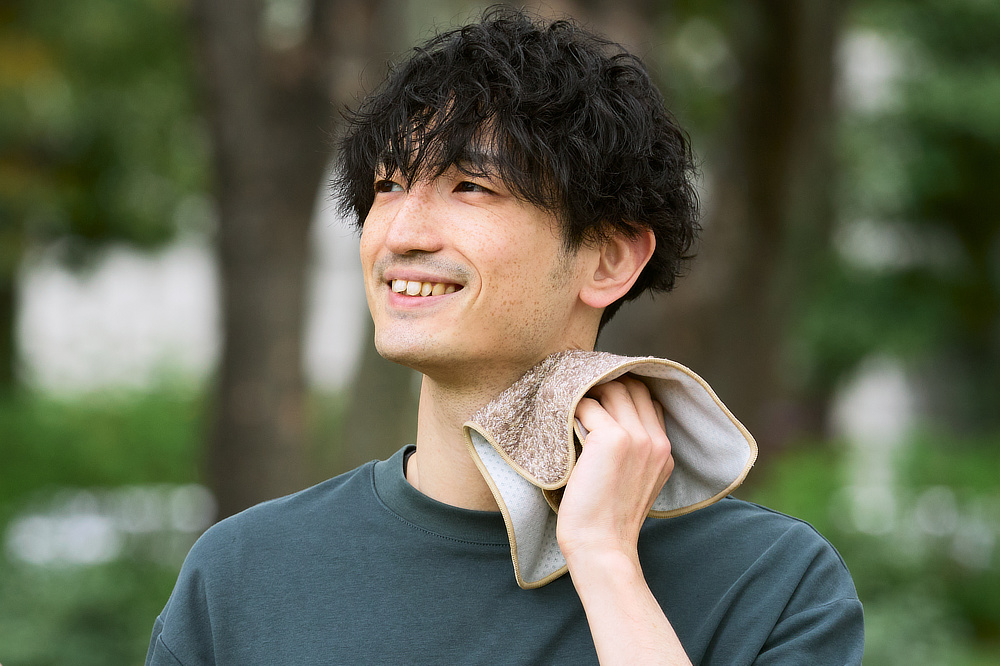 吸水性の高さと肌ざわりの良さ。パイル面はもちろん、接触冷感の裏面も水を良く吸って、サラサラ＆柔らかな質感が段違いにいい｜夏の暑い時やスポーツやアウトドアにピッタリ。表地はふわふわの「今治タオル」。裏地は、接触冷感の「ゼロクール」のタオル『-℃（マイナスディグリー）』