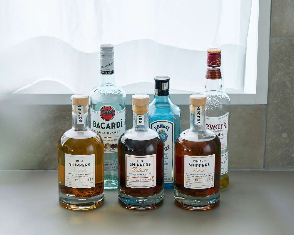 美食家やお酒好きの方へのギフトに|ウイスキーやドライジン、ホワイトラムなどのお酒を、ボトルの中で樽熟成できるオーク樽のウッドチップ入りボトル|SNIPPERS(スニッパーズ)