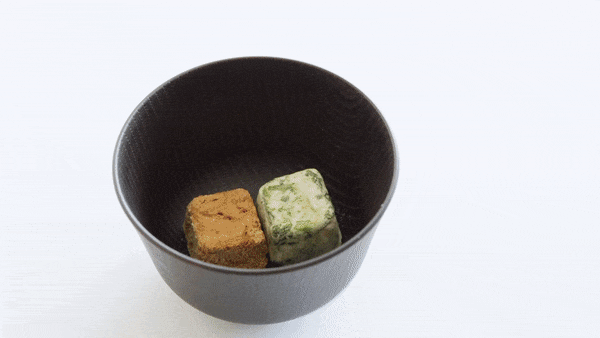 味噌と具材、２つのフリーズドライのブロックをお椀にポン！お湯を注いで7秒かき混ぜるだけ｜化学調味料無添加、具材と味噌を分けるこだわりフリーズドライの「しあわせいっぱいおみそ汁」味噌汁（みそしる）｜コスモス食品