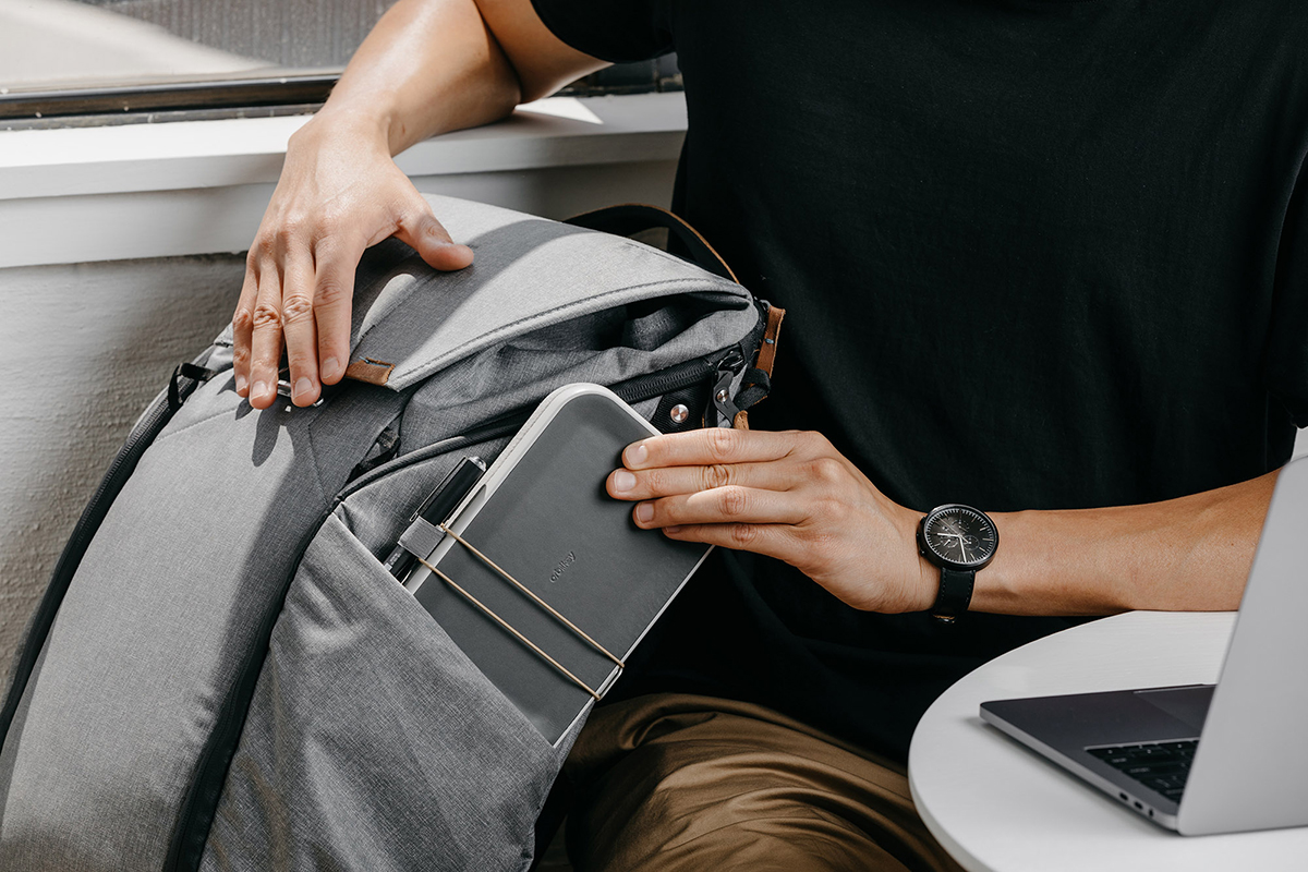 仕事道具を好みの配置で収納、ワイヤレス充電台つきの「ガジェットケース」｜Orbitkey Nest（オービットキー ネスト）