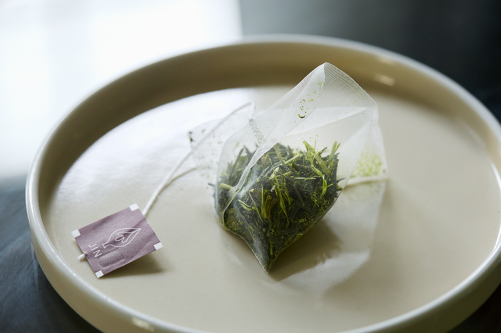 茶葉を入れるティーバッグは、茶葉が開きやすい三角形のテトラ型。トウモロコシのデンプンを原料とした生分解性の「ソイロン」を使用しています。|「日本山人参茶」同様、「好熱菌発酵物」で育てた、その名も「日本無垢茶」