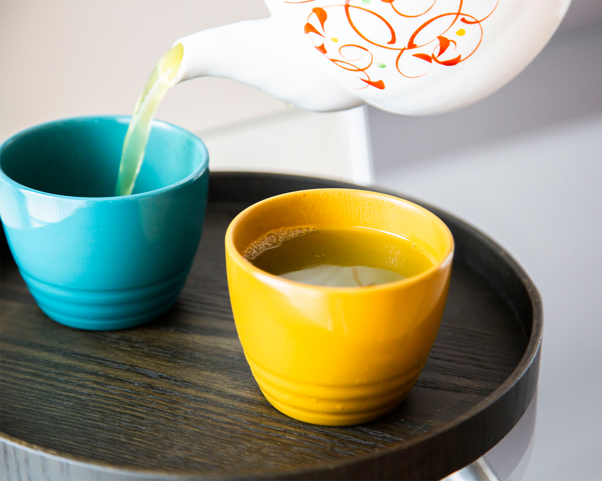 熱伝導率が低く、断熱性があるため、熱い汁物やお茶を入れても、器の表面が熱くなりにくい「色漆のそば猪口」｜ 漆琳堂×MONOCO