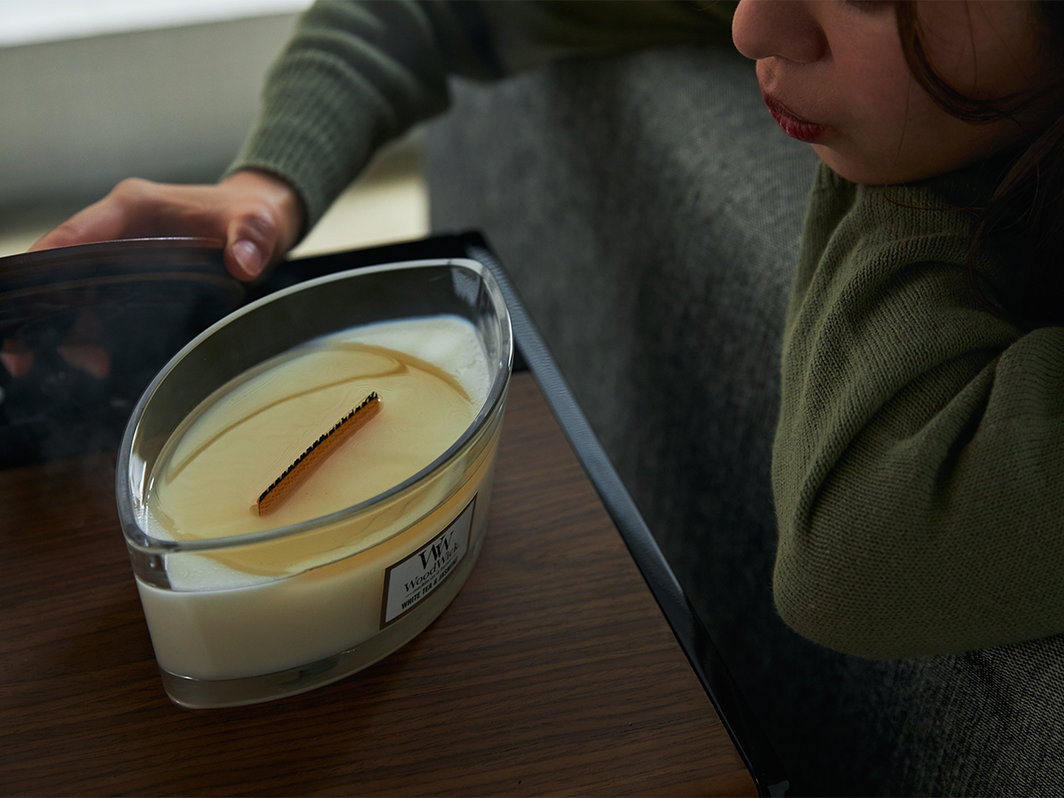 火を消す時は一般的なキャンドルと同じように息をふきかけるだけなのでとても手軽｜まるで小さな暖炉、パチパチと燃えうねる木製芯の「アロマキャンドル」｜WoodWick（ハースウィックキャンドル）