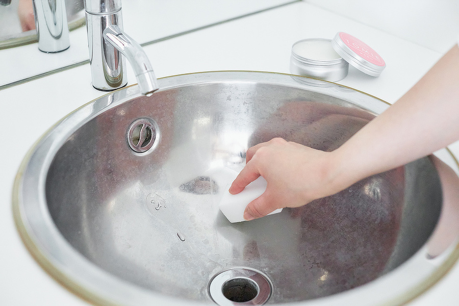 水なし・泡なし・ノンアルコール・半固形タイプで、マルチに汚れを落とす|白スニーカーも腕時計もフローリングもピッカピカ。みんなが夢中になる「お掃除バーム」|TOMIE