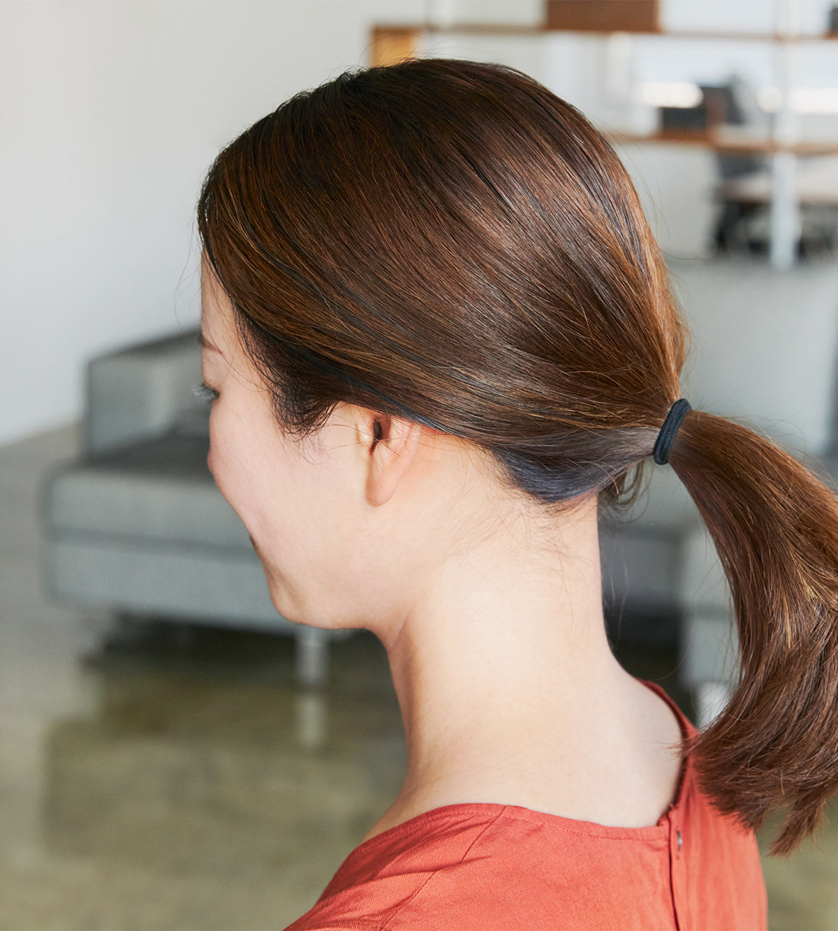 ブラウンに染めた髪は、数本ずつ、ところどころヘアマスカラを塗って、メッシュ風にするのもおすすめ。丹波栗と天然インディゴで、天然由来の白髪隠し。リタッチヘアマスカラ|uruotte(ウルオッテ)