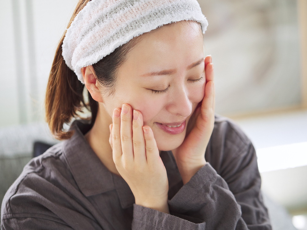 極細のバイオセルロースでつくった極薄シートだから、凹凸のある目元や口周り、あごの先までピッタリ覆って、はがれにくい|国産シルク(日本製絹)の復興をめざす『WITH OR WITHOUT(ウィズ オア ウィズアウト)』のシルク絹石鹸