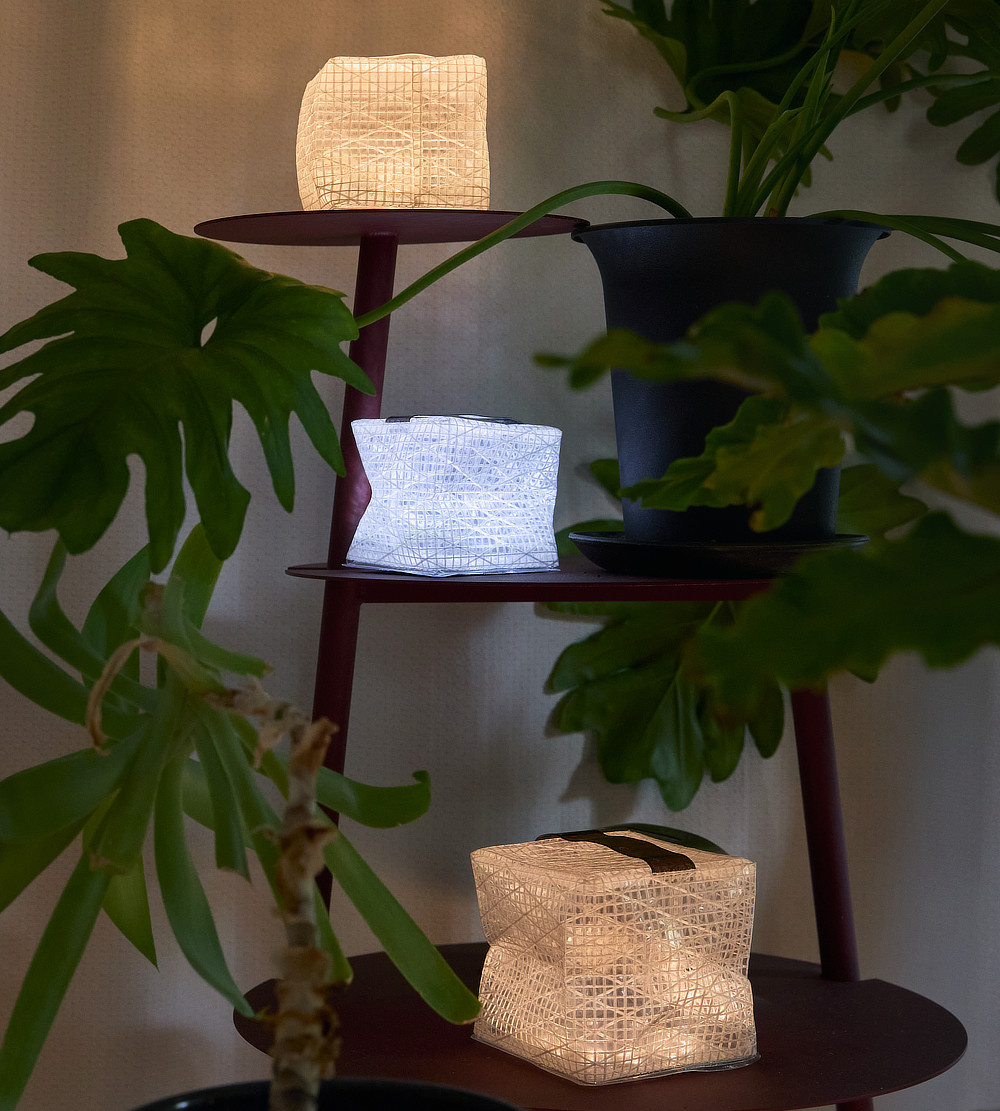 熟練キャンパーやプロの登山家も愛用。薄さ1.2cmに畳める超軽量ソーラー充電式ライト（ランタン）で、いつも太陽の光がそばに｜carry the sun