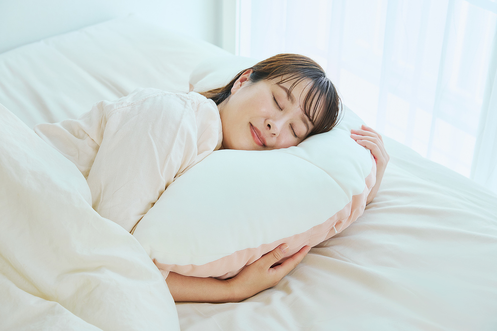 男女・体型を問わず、自分だけのフィット感にカスタマイズできるから、プレゼントにもぴったり。母の日、父の日、パートナーへの誕生日プレゼントにも。横向き寝 専用枕『YOKONEGU Premium(ヨコネグプレミアム)』(抱きまくら)