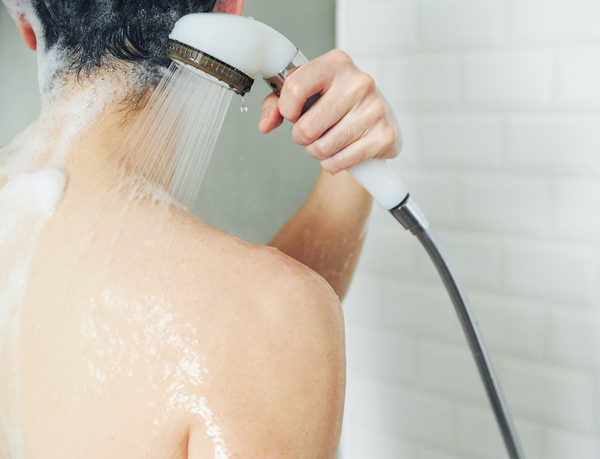 水が肌表面に這うようにまとわりつく「コアンダ効果」が高いことから体が温まりやすく、バブルがはじける適度な刺激で血行も促進する「シャワーヘッド」｜エミュール ファインバブルシャワー