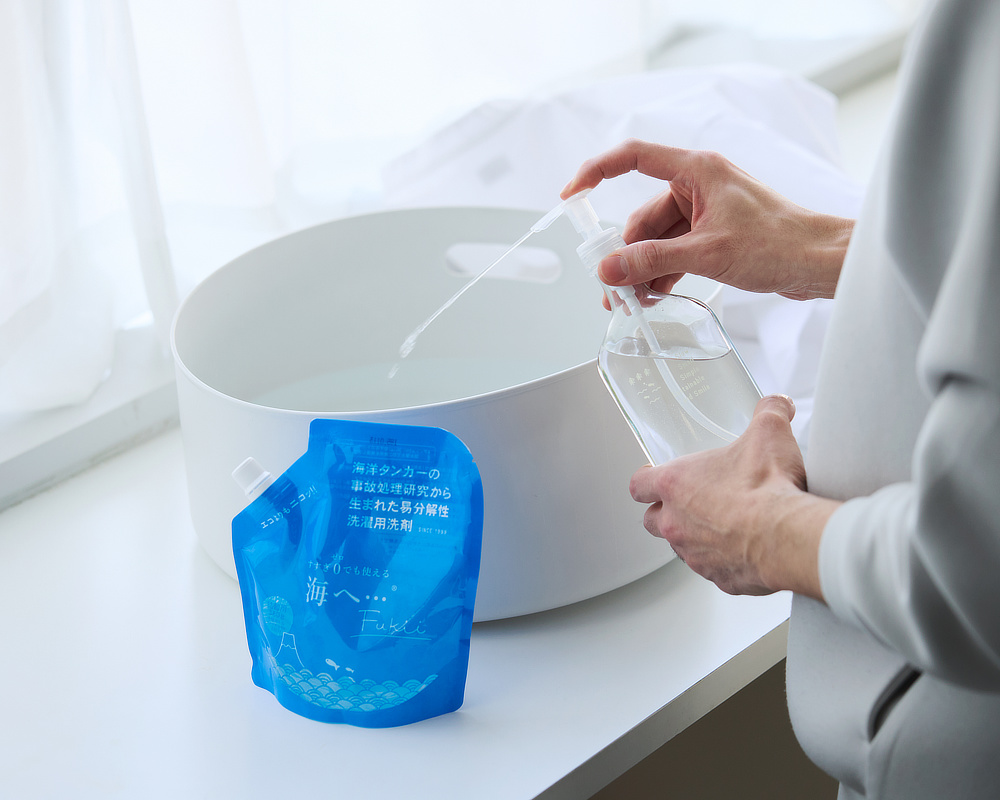 『海へ…Fukii』のメーカー・がんこ本舗がすすめる、プラスチックより長く、くり返し使えるガラス製の千年ボトル｜落ちた汚れが再付着しない、綿もカシミヤも洗える、水も電気代も減らせる、中性洗剤「洗濯洗剤」｜海へ…Fukii｜森と…Fukii