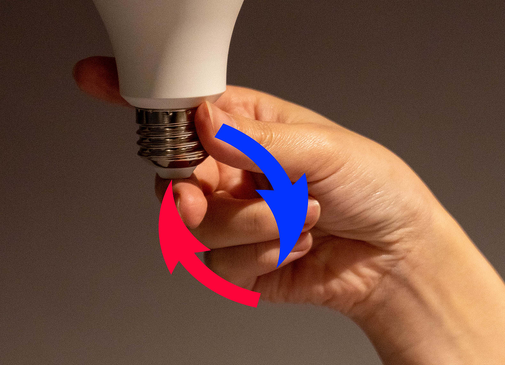 電球下部の側面と底面に触れれば、身体の中を通電し点灯する仕組み｜毎日使う照明・電球が防災用品に。停電時でも点灯する、バッテリー内蔵ライト『tsuita（ついた）』