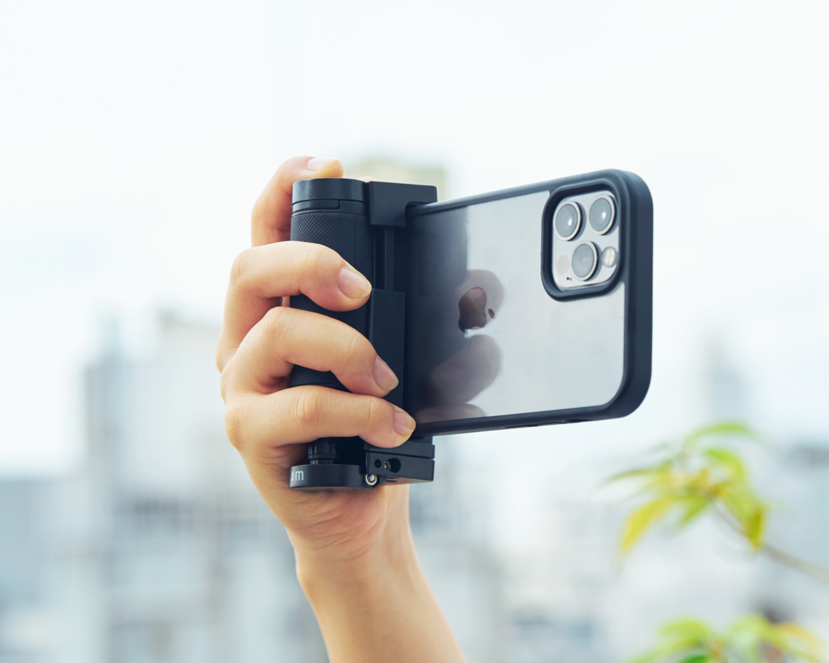 一眼レフカメラのような操作性を、スマートフォンで体感できる｜一眼レフのような安定感、自撮り棒にもなる。マルチに使える、スマホスタンド・多機能グリップ｜ShutterGrip 2（シャッターグリップ ツー）