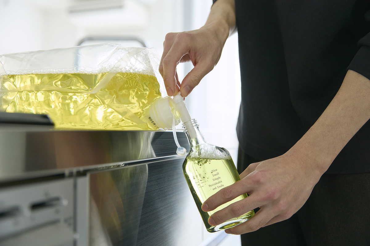 綿もカシミヤもシルクも洗える。汚れ落し用洗剤・おしゃれ着用洗剤・柔軟剤の三役をこなす、画期的な1本。｜洗濯が驚くほどラクになるから家事の時短に！洗い分け不要・すすぎ不要のマルチ洗剤。環境に優しいエコロジーなランドリー洗剤「海へ」「森と」（がんこ本舗）