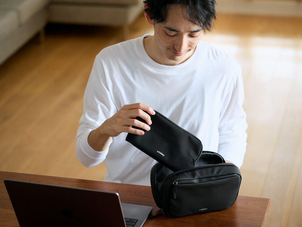 「今日はリモート、明日は出社」「打合せはシェアオフィスで」働き方が、ますます増えてきた現代。｜働き方に合せて選べるビジネスポーチ3兄弟。ビジネスポーチ大・小セット、ペンケース、デスクポーチ｜Orbitkey